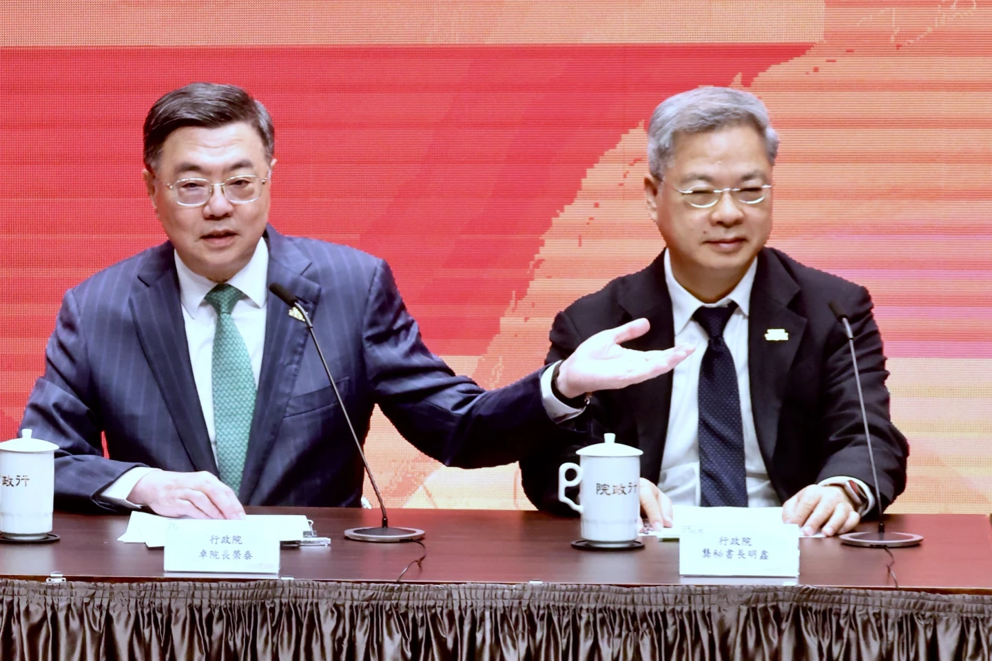 卓榮泰介紹上任迄今朝夕相處的秘書長龔明鑫,轉任經長。林林攝