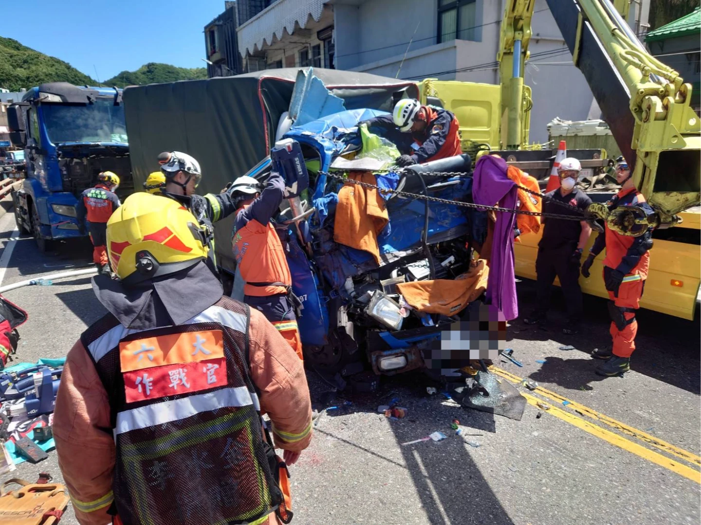 警消與時間賽跑,破壞車體搶救受困民眾。翻攝畫面
