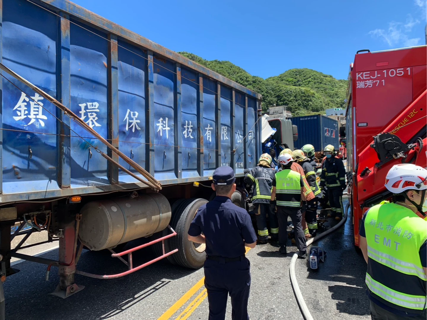 警消到場破壞變形車體救出受困民眾。翻攝畫面