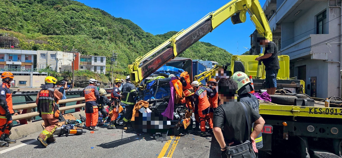警消順利救出受困3人,可惜1人送醫不治。翻攝畫面