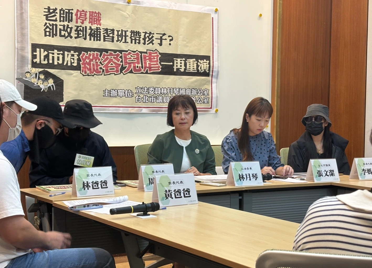 監視器畫面揭露,老師粗暴推打幼兒、抓孩子頭頸。許皓婷攝