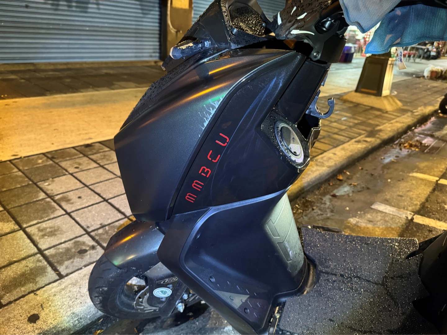 機車車身被撞倒,留下明顯擦痕。民眾提供