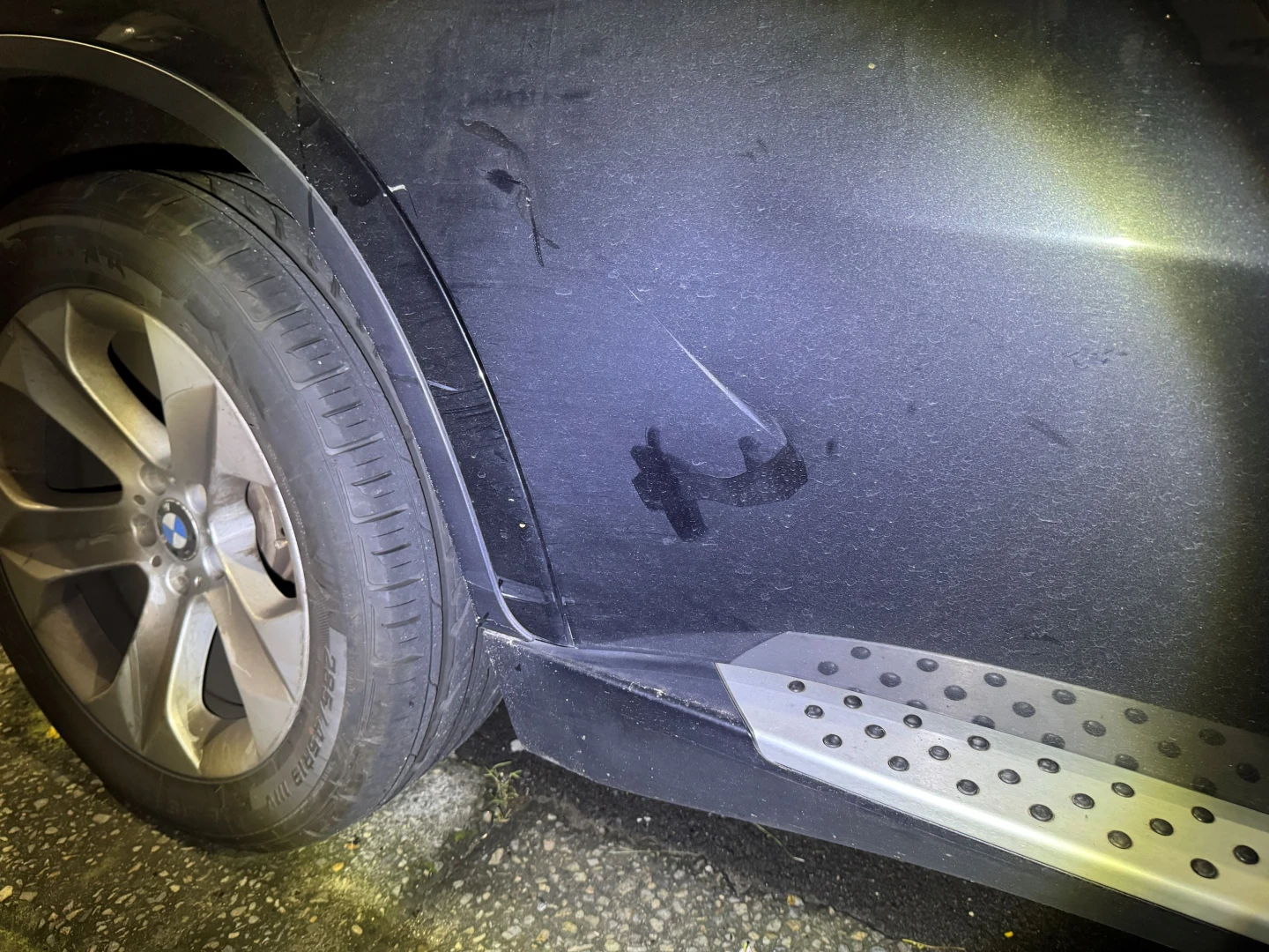 肇事BMW車身留下明顯擦撞痕跡。民眾提供