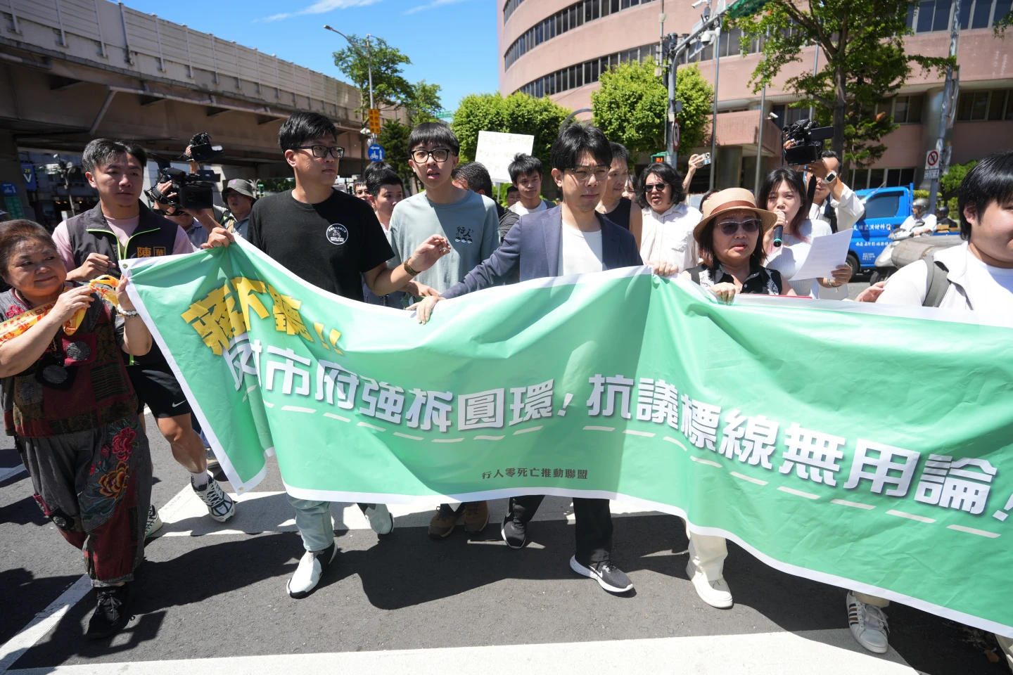多個民間團體拉布條抗議。陳卓邦攝