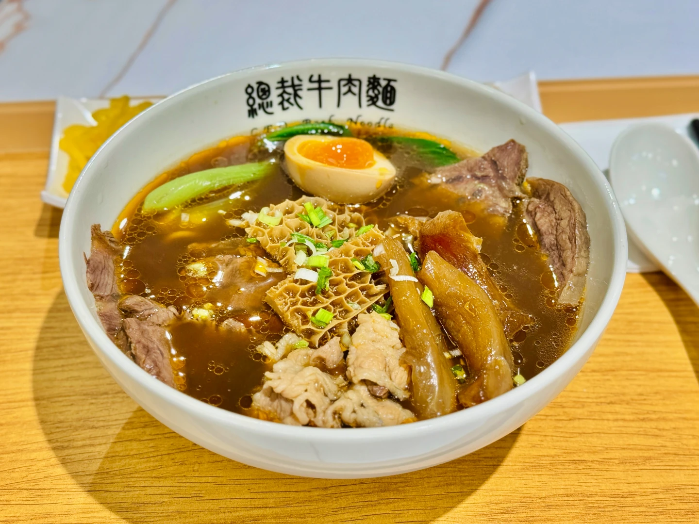 招牌五寶牛肉麵用料澎湃、高貴不貴。王志弘攝