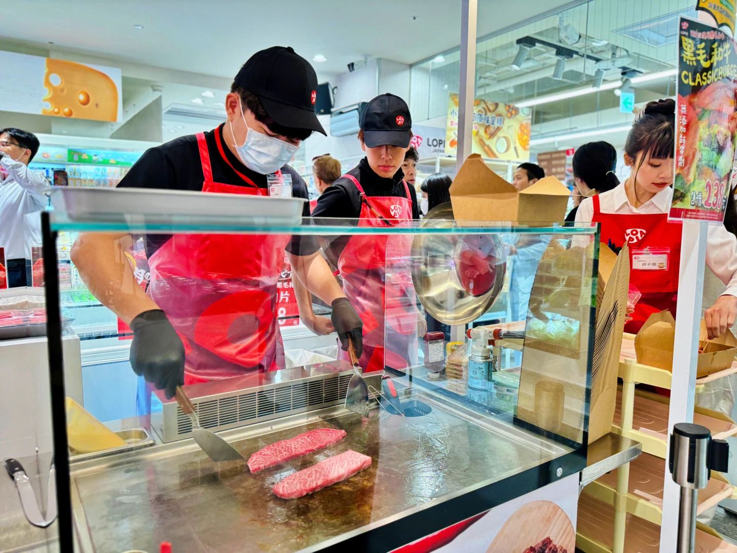 肉品還能現點現煎。王志弘攝