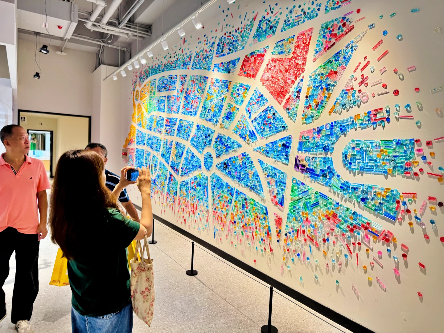 小北門店攜手6位台灣知名藝術家共同打造店內空間藝術展。王志弘攝