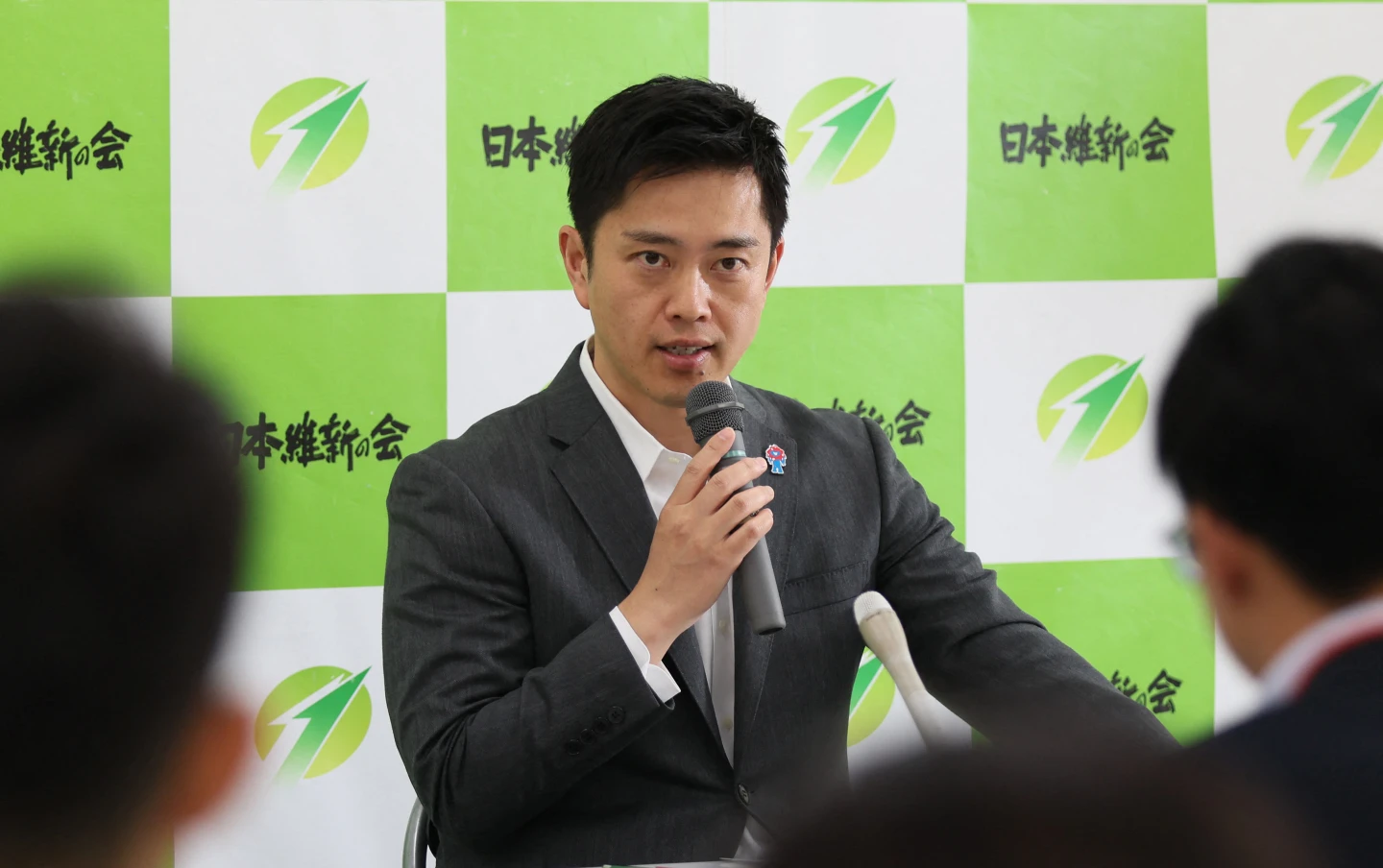 大阪府知事吉村洋文決心要跟外國遊客過不去,將建議日本政府取消外國遊客免稅待遇。法新社