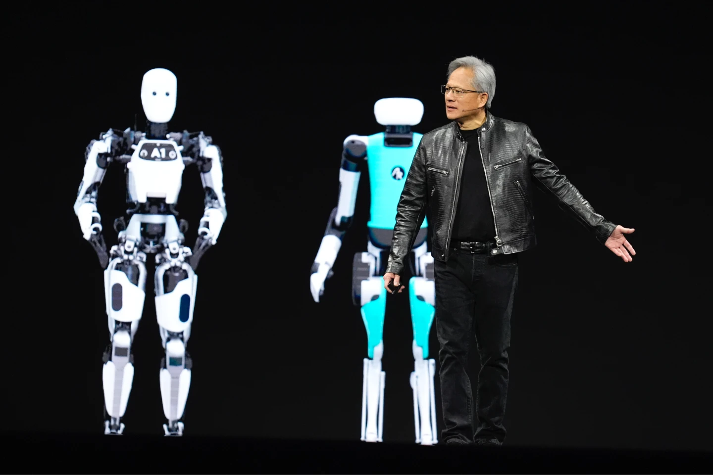 黃仁勳看好人形機器人的發展。早在去年3月,就與一整排機器人亮相,宣告輝達正式進軍人形機器人市場。法新社