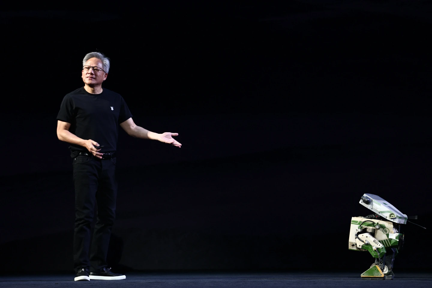 黃仁勳6月11日在巴黎科技展VivaTech 2025的主題演講,介紹雙足機器人「Grek」;她使用了通用型機器人基礎模型Isaac GR00T N1。法新社