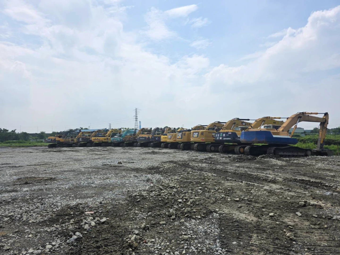檢警昨日持法院核發搜索票執行搜索,查扣重型開挖機具怪手15台。橋頭地檢署提供