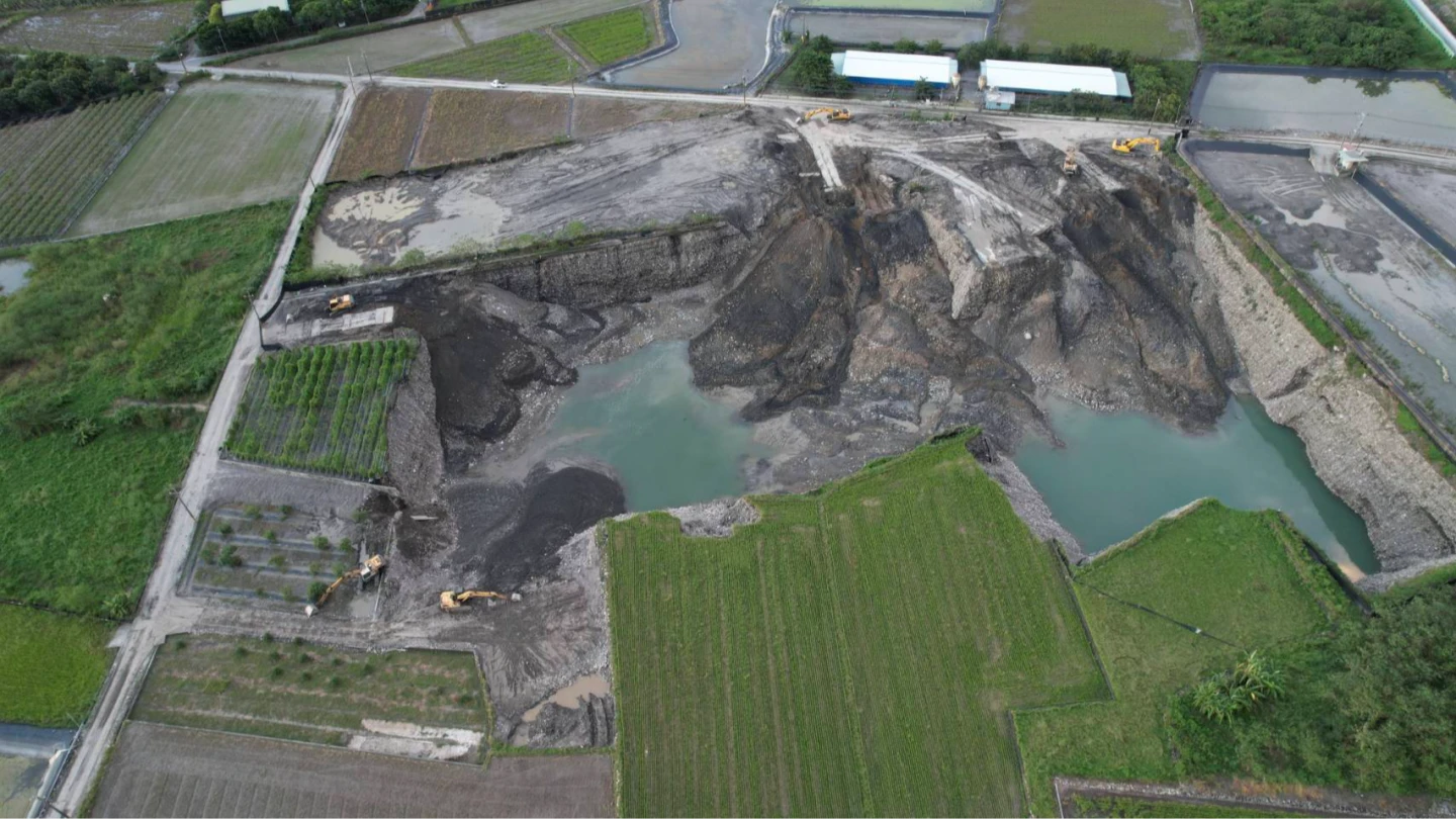 高市美濃區多處農地遭非法盜採土石,形成「美濃大峽谷」。橋頭地檢署提供