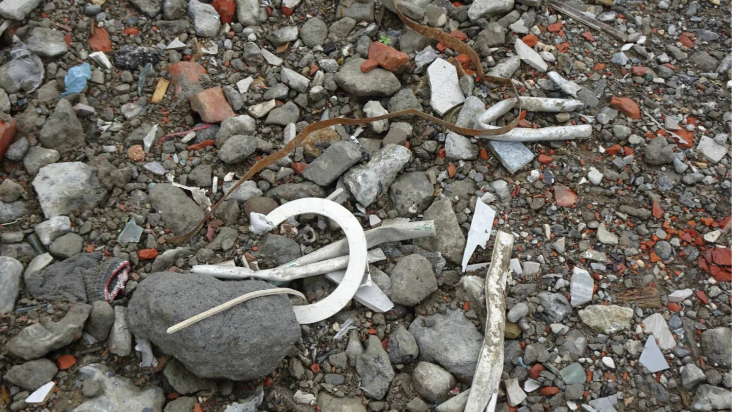不法集團在高雄市美濃區大量開挖農地或國有地盜採土石,再將營建廢棄物或廢土回填到巨大坑洞中。橋頭地檢署提供