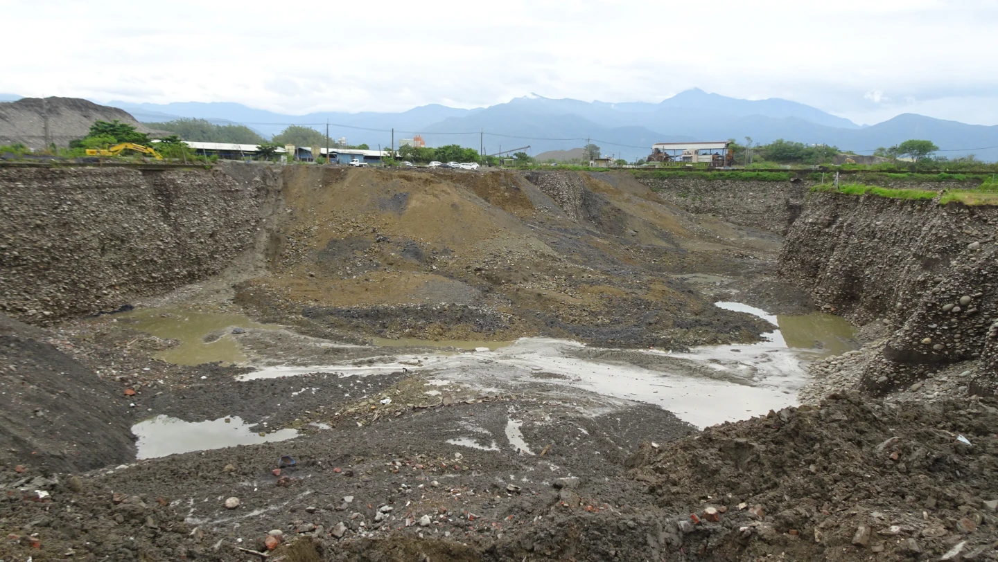 高市美濃區多處農地遭非法盜採土石,形成「美濃大峽谷」。橋頭地檢署提供