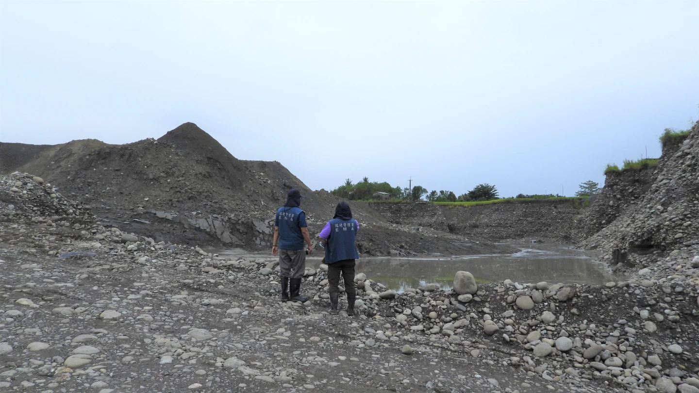 橋頭地檢署派員勘察現場後,發現不法集團在高雄市美濃區大量開挖農地或國有地盜採土石,再將營建廢棄物或廢土回填到巨大坑洞中。民眾提供