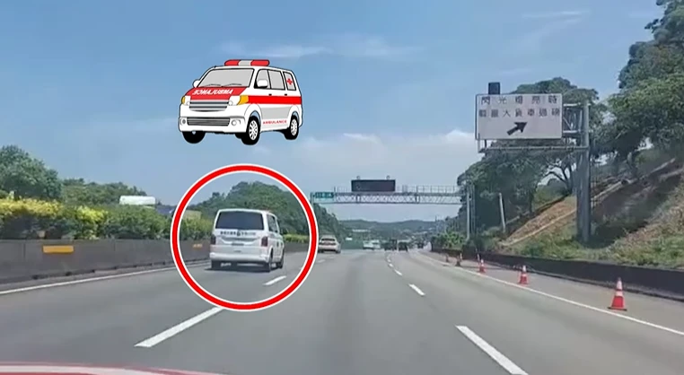 救護車緊跟在後。取自FB @ 國道公路警察局