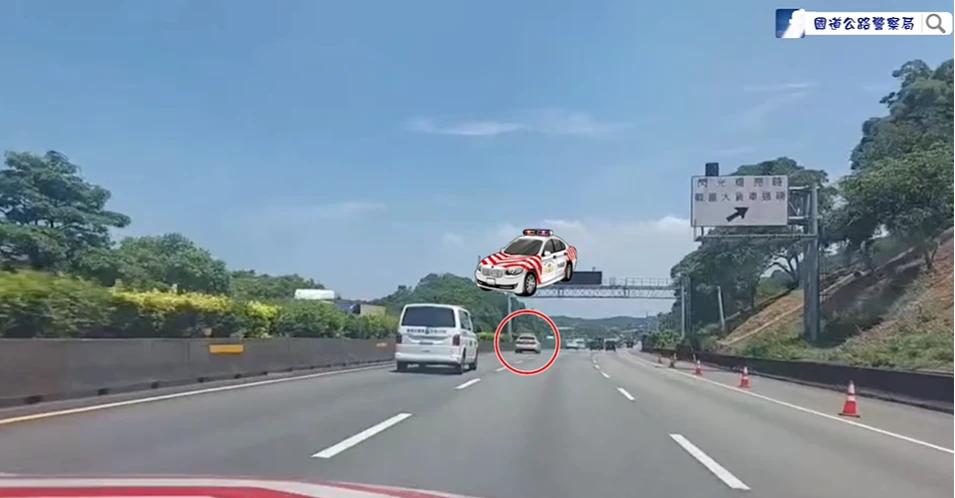 紅斑馬在救護車前開道。取自FB @ 國道公路警察局
