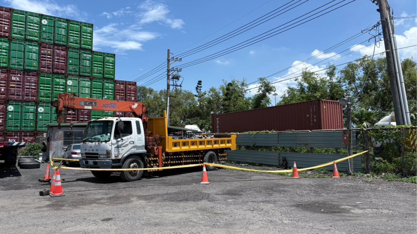 大貨車沒拉手煞車,突然往後退,司機柳姓男子當場被夾在車輛與停車場的鐵皮圍欄之間,送醫搶救仍不治。民眾提供