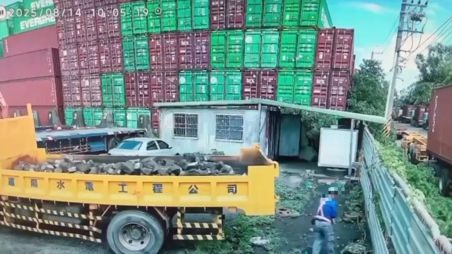 柳姓男子背對大貨車,站在車尾後方作業,沒發現車輛向後滑動逼近。民眾提供