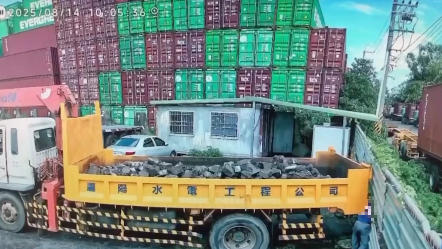 柳姓男子被夾在大貨車與停車場的鐵皮圍欄之間。民眾提供