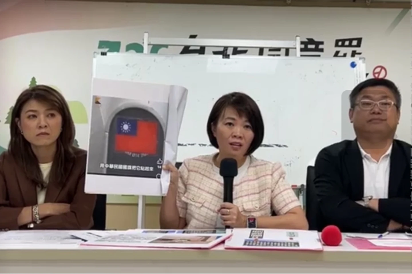 簡舒培、陳賢蔚、顏若芳召開記者會。取自臉書@簡舒培