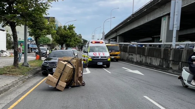 台中市環中路三段上午發生一起離奇車禍,陳姓男子駕駛賓士車撞倒資源回收江姓婦人後,又前進緩慢輾過,造成江姓老婦傷重送醫搶救。民眾提供