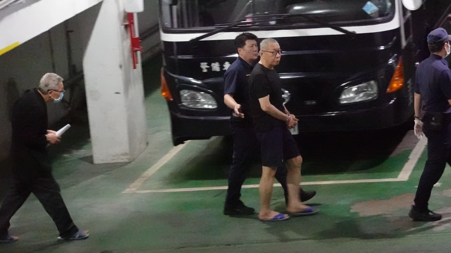 民眾黨前主席柯文哲(中)、民進黨前立委陳歐珀(左)都因涉嫌收賄遭羈押,今晚一前一後戴銬上囚車,還押看守所。丁牧群攝