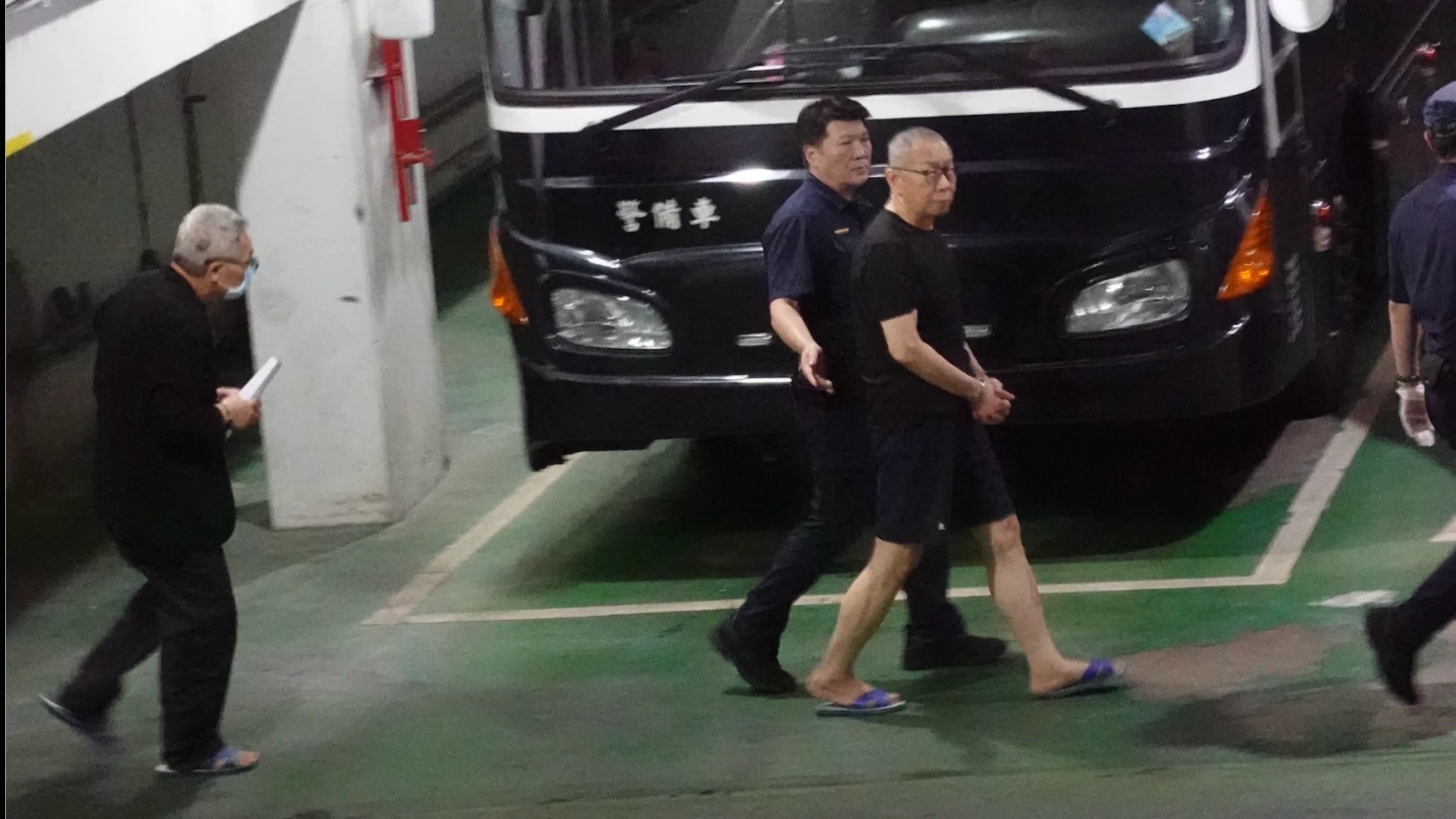 民眾黨前主席柯文哲(右)、民進黨前立委陳歐珀(左)都因涉嫌收賄遭羈押,今晚間一前一後戴銬上囚車,還押看守所。丁牧群攝
