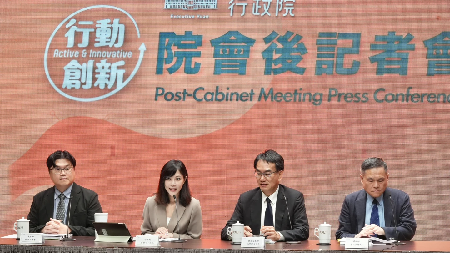行政院發言人李慧芝在院會後記者會轉述卓榮泰致詞。林林攝