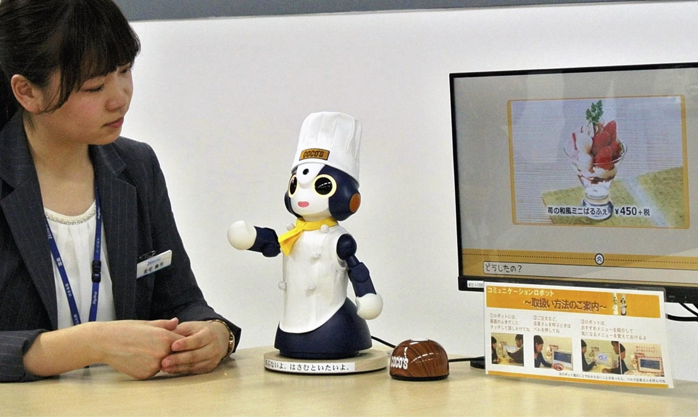 日本連鎖家庭式餐廳Coco's在2017年實驗,用石黑浩開發的桌上型對話機器人Sota為客人點餐、結帳。法新社