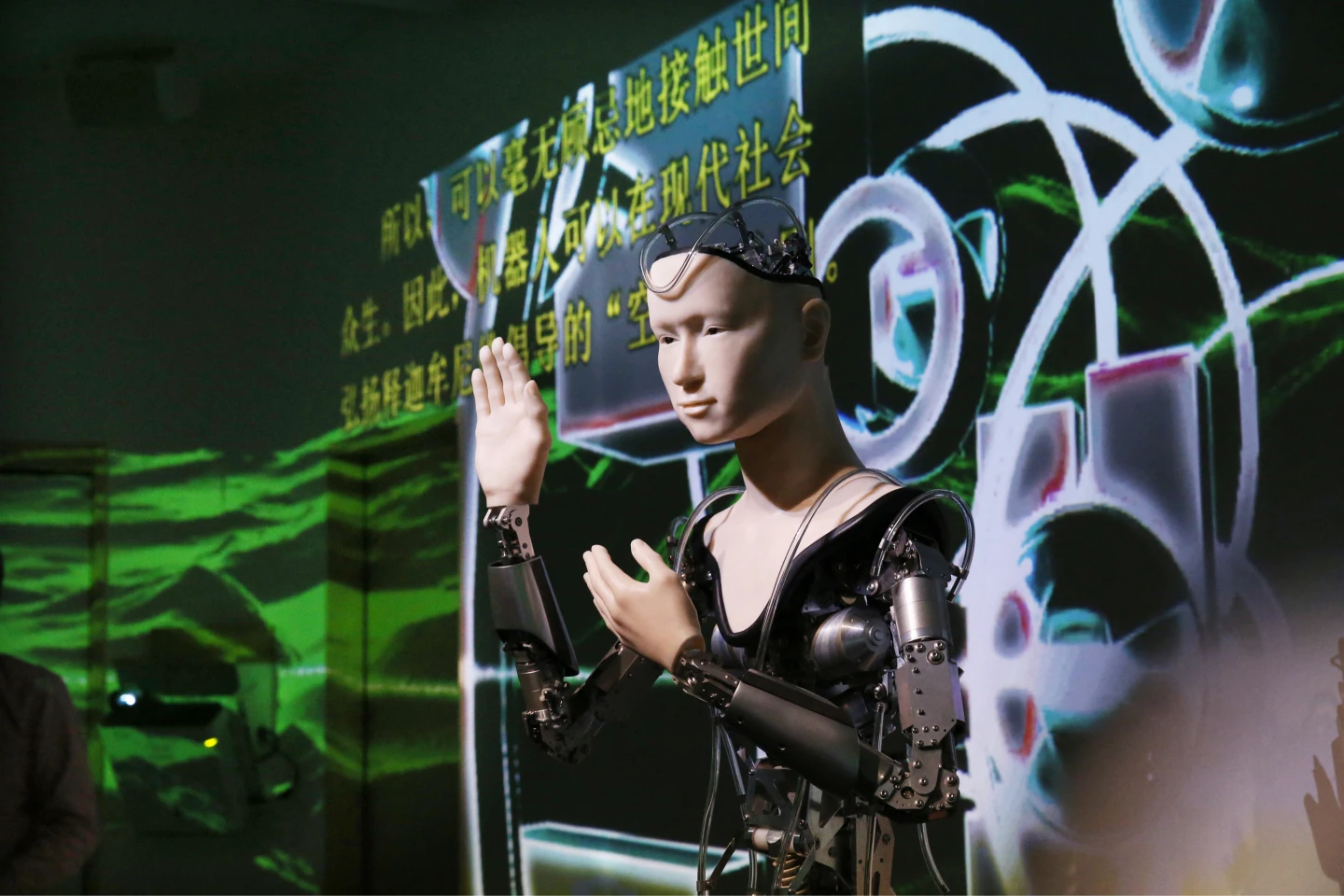 石黑浩開發的觀音機器人Mindar,在京都高台寺用日文、中文和英文為信眾解釋《心經》。法新社