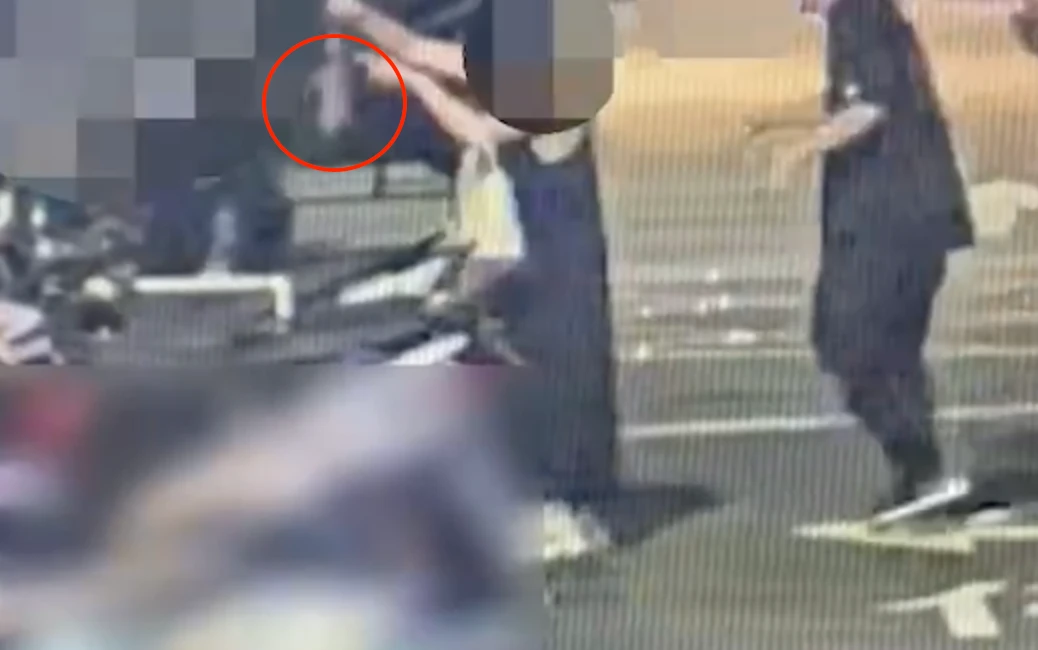 女子徒手抓鼠,還不斷用手指戳弄溝鼠。翻攝畫面