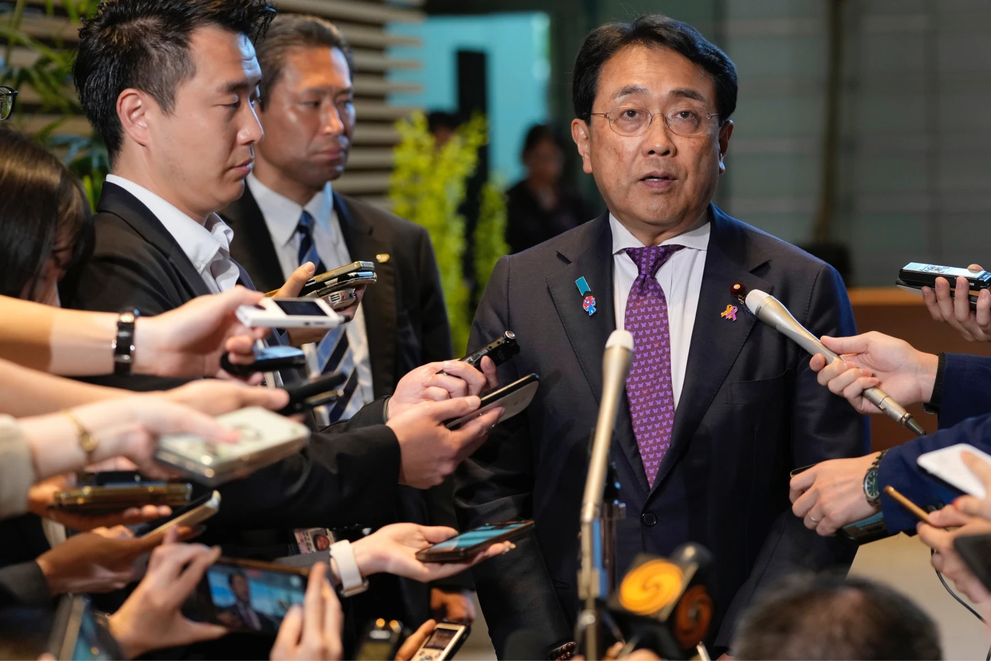 赤澤亮正取消原定8月28日赴美行程。圖為他7月18日在首相官邸辦公室發表談話。美聯社