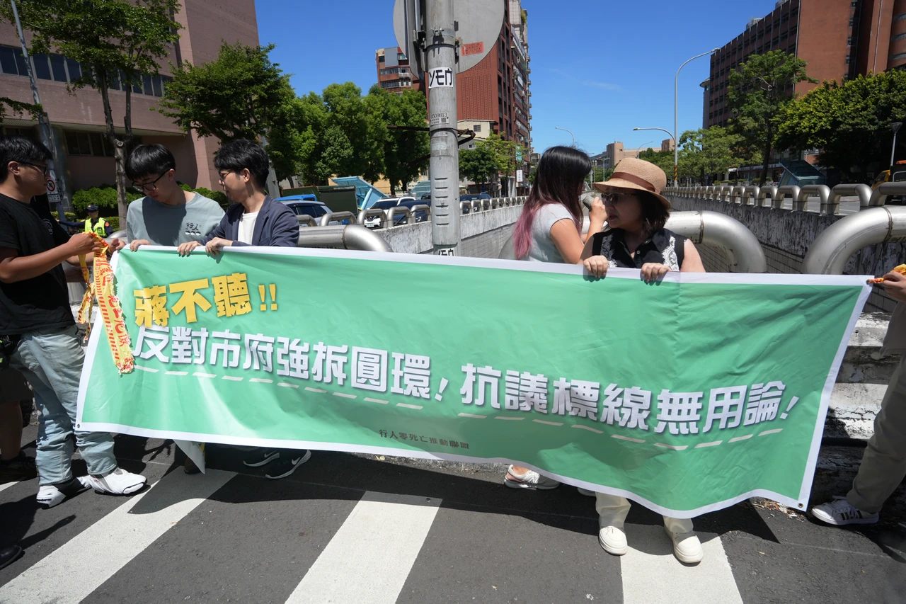 民團抗議北市府強拆公館圓環。資料照。陳卓邦攝