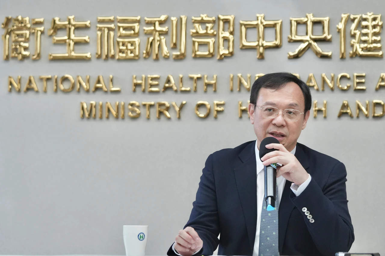 保險業者盼各醫院的自費醫材價格一致,衞福部準部長石崇良指出,未來採取聯合審查,某種程度會讓價格趨於一致。林林攝