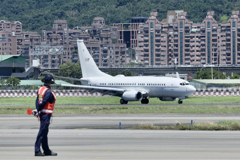 韋克爾(29日率團來台訪問,專機抵達松山機場的畫面。中央社