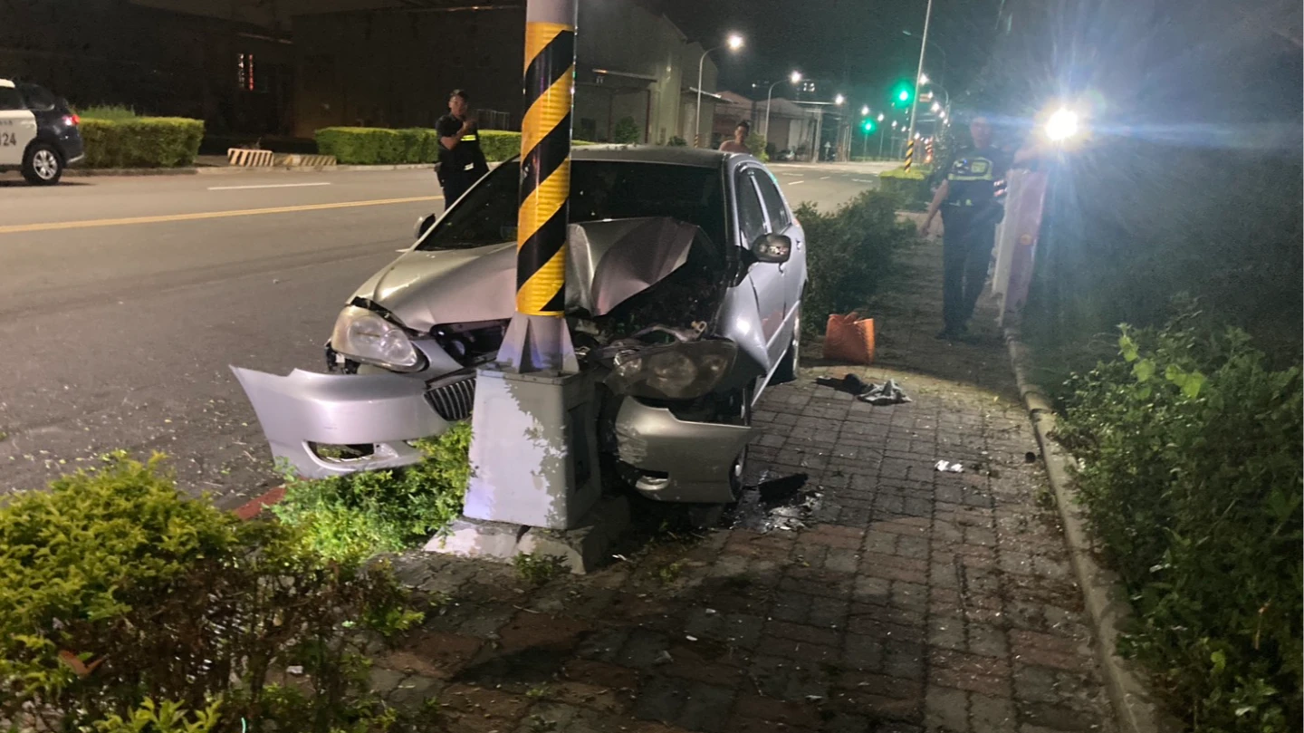 台中市大里區今晨發生逆向自撞燈桿事故,造成吳姓女駕駛傷重送醫不治。民眾提供