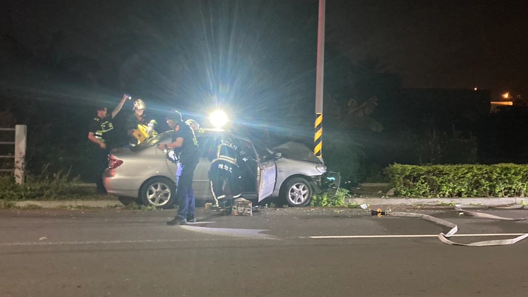 王女駕駛自小客逆向自撞路燈,車頭嚴重凹陷變形。民眾提供