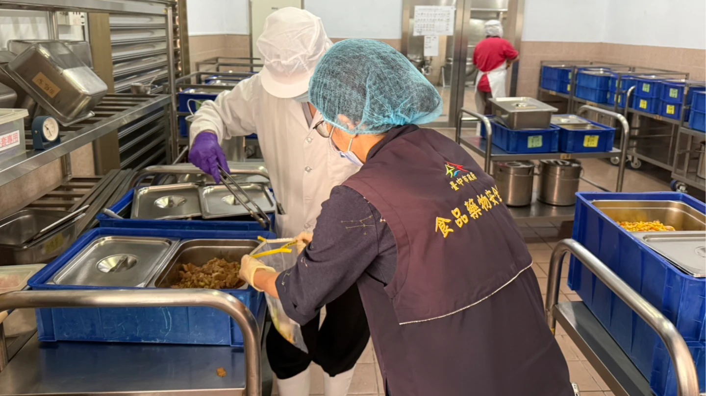 台中市府執行 「校園午餐聯合稽查及抽驗專案」,其中彰化永珍食品行生產「古早味大餅」違規使用食品添加物,移送彰化縣衛生局裁處3萬元。中市府提供