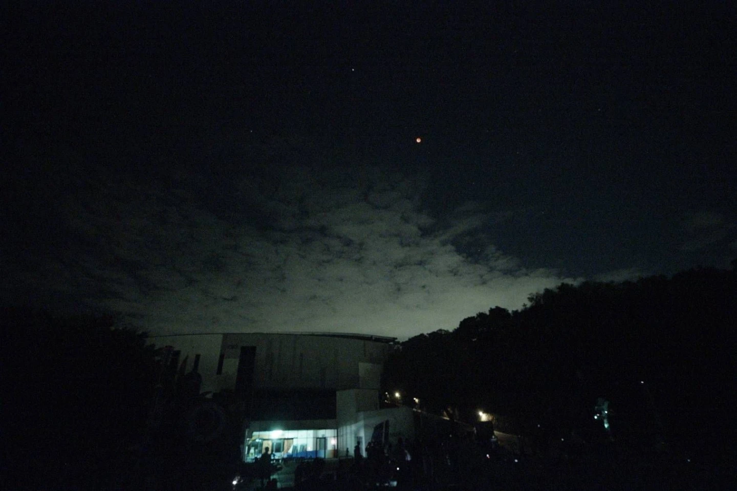 月亮的左上有個亮點是土星。取自FB @ 南瀛天文館