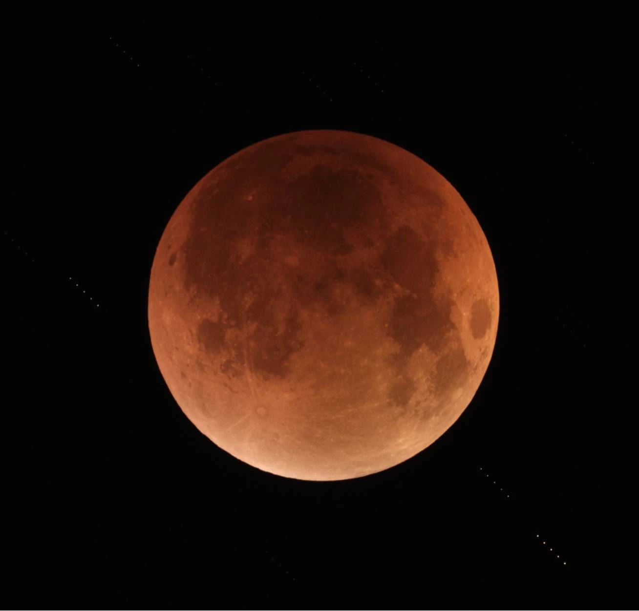 15年最長「血月」來了！　月全食今凌晨絕美登場