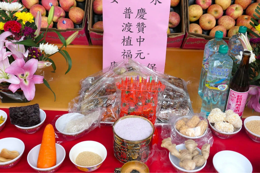 近日不少民眾準備豐盛供品參與中元普渡,營養師提醒應注意妥善保存祭拜後供品,否則可能成為細菌孳生溫床。中央社(奇美醫院提供)
