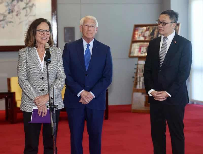 美國參議院軍事委員會主席韋克爾(中)及共和黨參議員費雪(左)8月29日來台訪問,右為我外交部次長陳明祺。費雪抵台時表示,美國與台灣數十年的夥伴關係,以民主、自由與經濟機會的成長為基礎,「不僅為我們的人民帶來更大的繁榮,也為世界創造了更大的穩定」。中央社