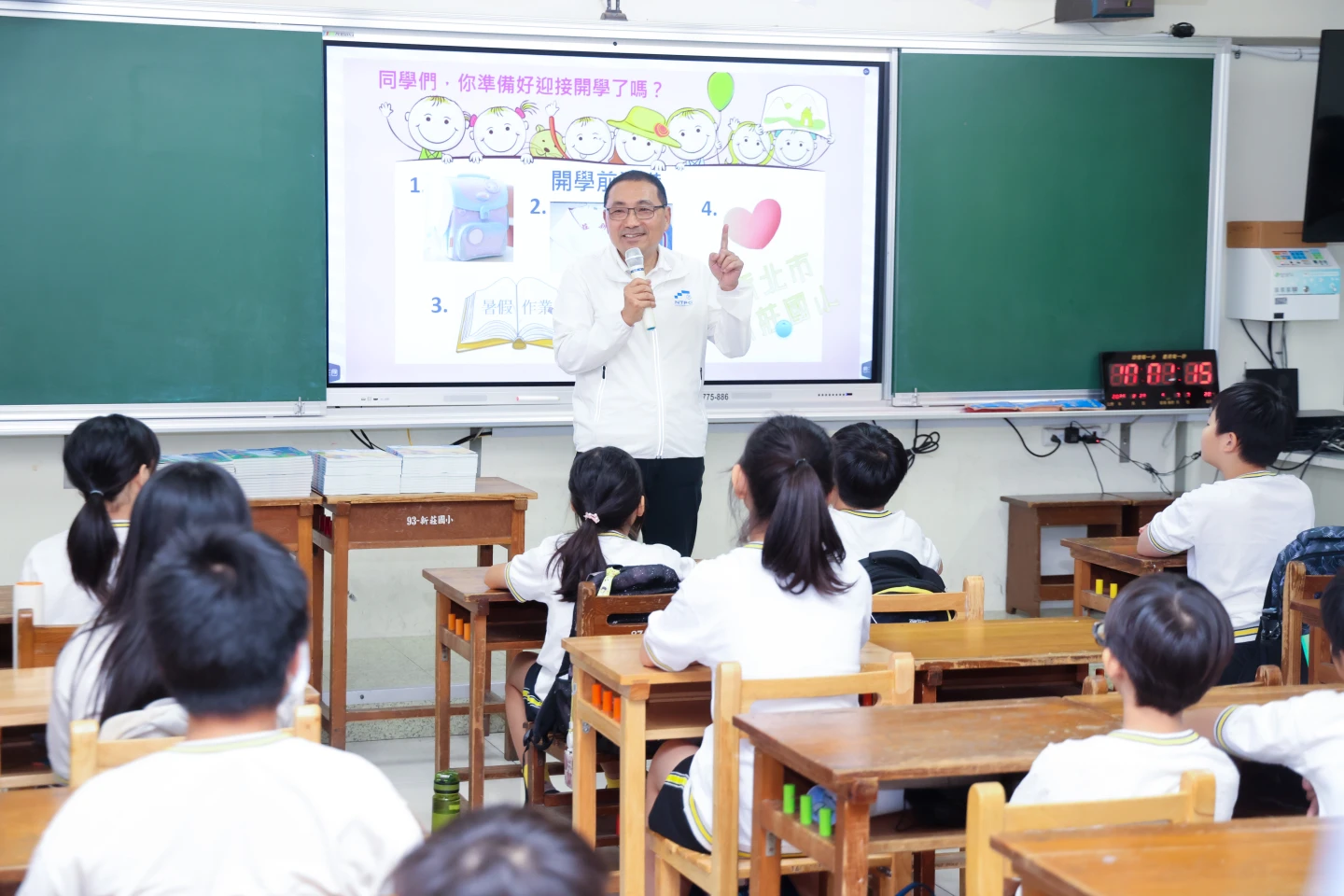 侯友宜今天來到新莊國小,了解孩子們的學習狀況。新北市政府提供
