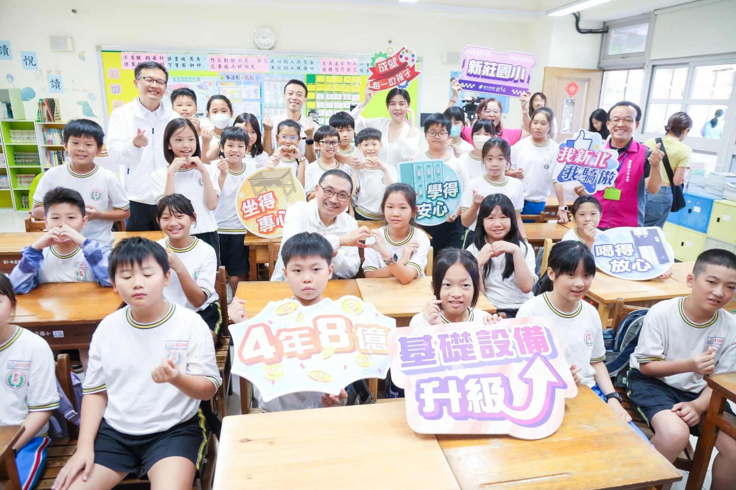 侯友宜開心與學童合影。新北市政府提供