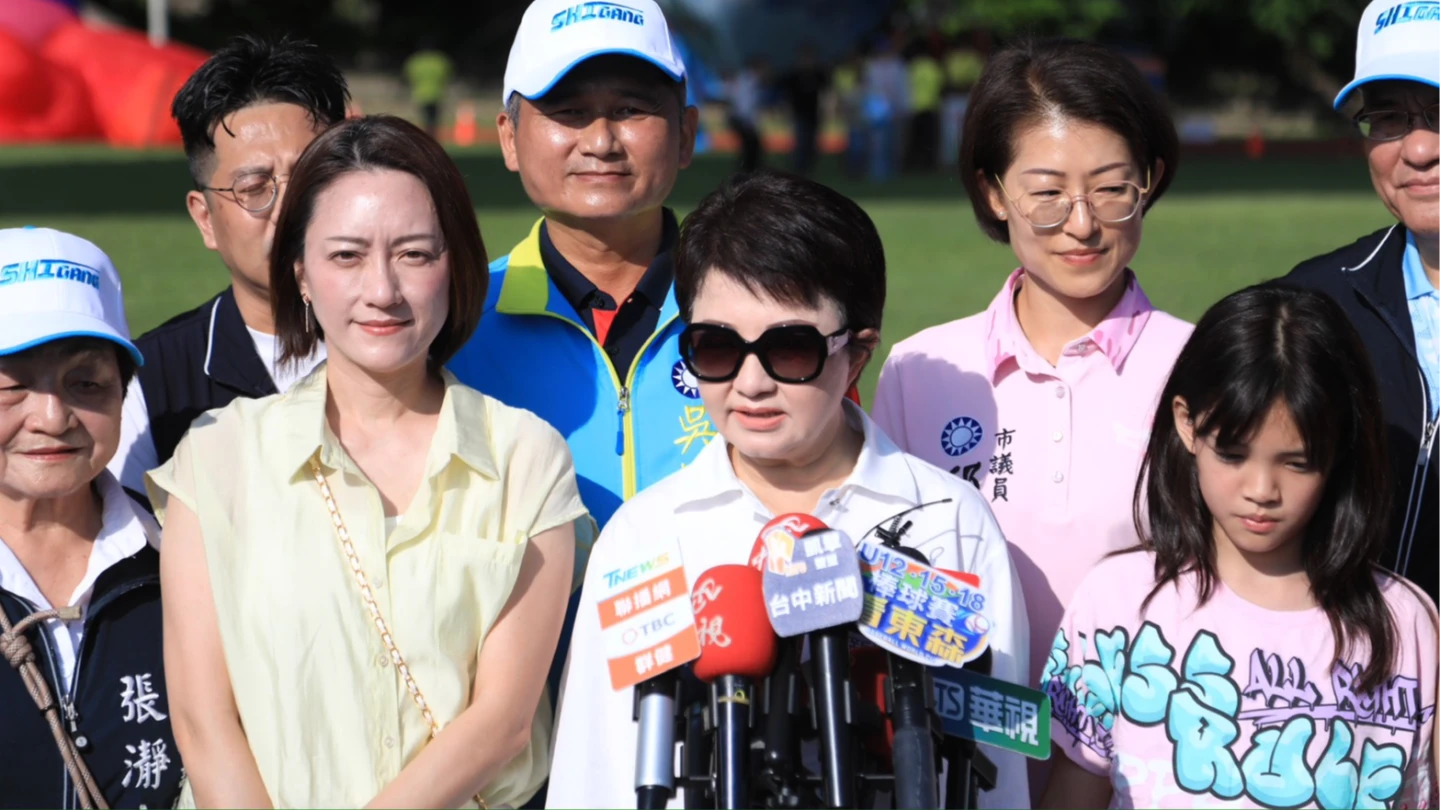 外界質疑盧秀燕二年拿了3千多萬代言費,盧秀燕上午受訪駁斥。中市府提供