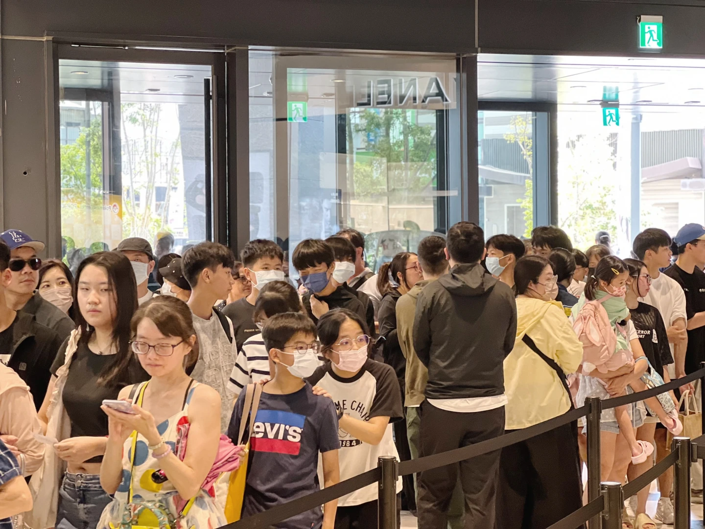新光三越台南小北門店在七夕試營運,吸引大批人潮進場。業者提供