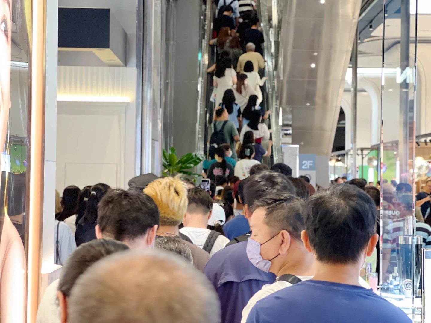 業者估計,全天將有5萬人次湧入小北門店。業者提供