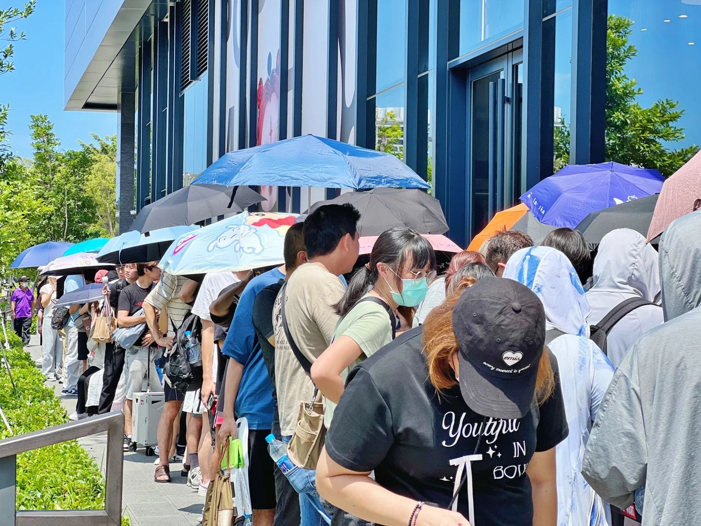 上千人排隊,瘋搶泡泡瑪特限定商品。業者提供