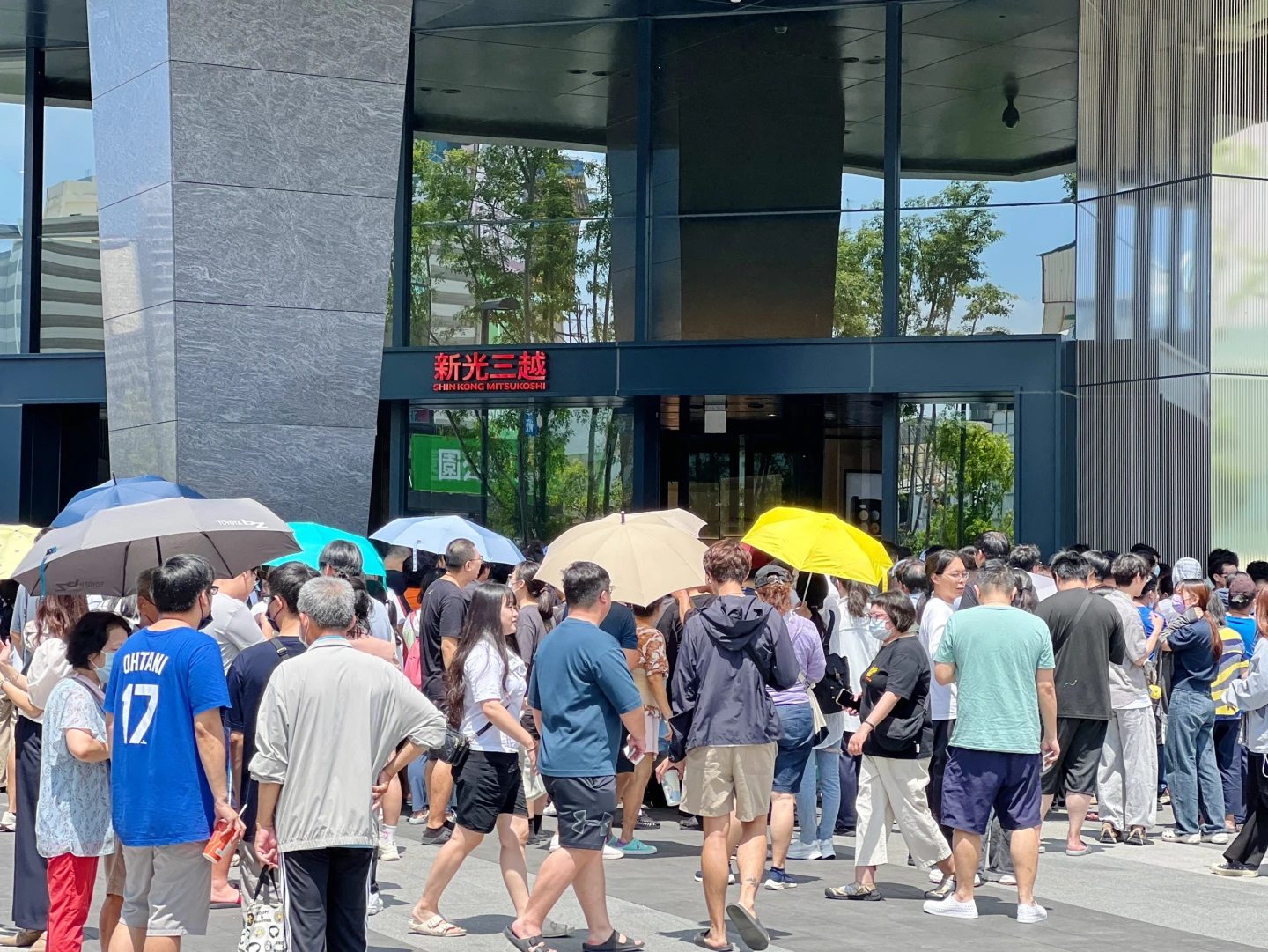 開店前便有大批顧客等候。業者提供